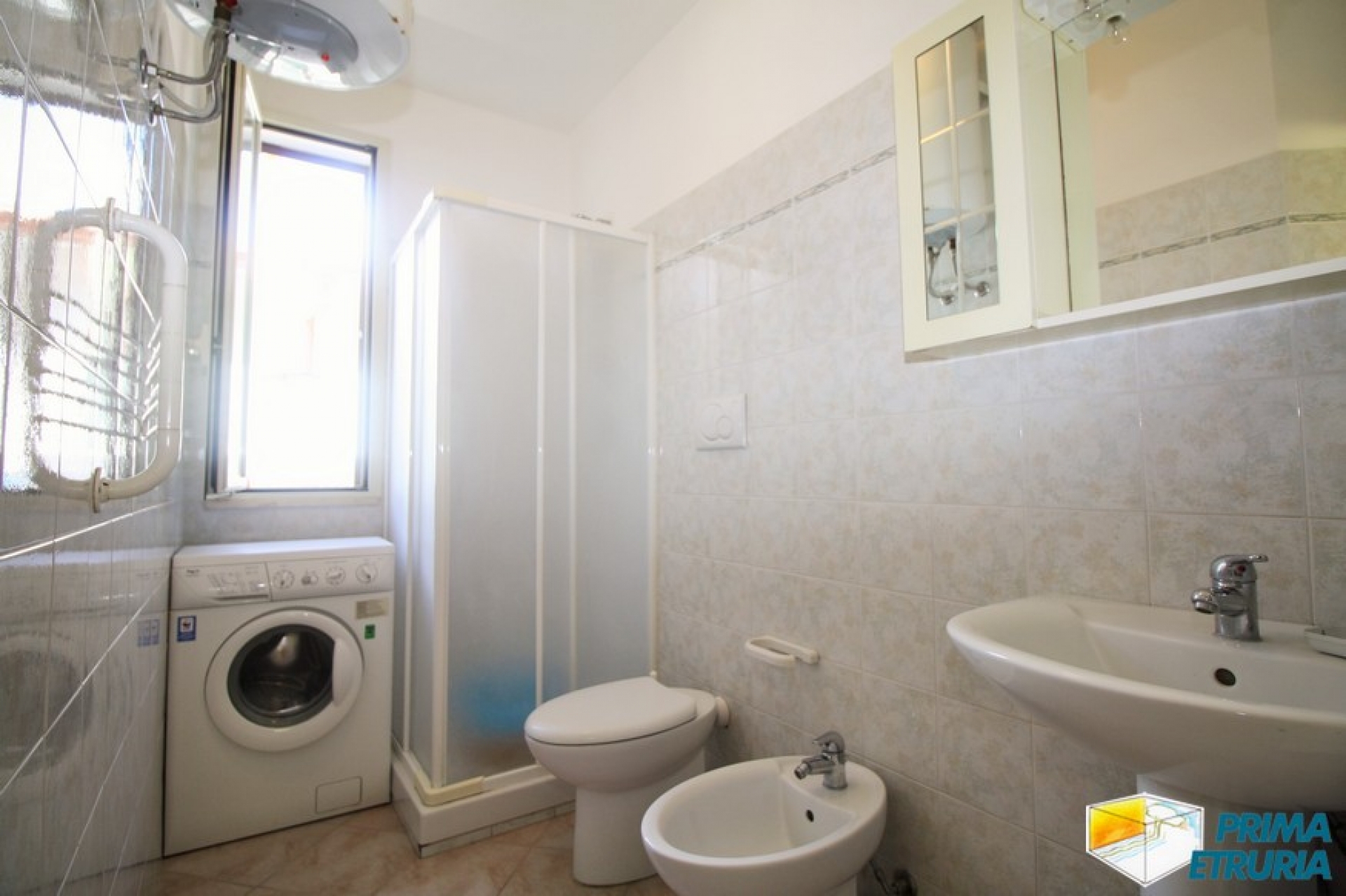 TRILOCALE CON INGRESSO INDIPENDENTE A DUE PASSI DAL MARE - ZONA TOMBOLO -