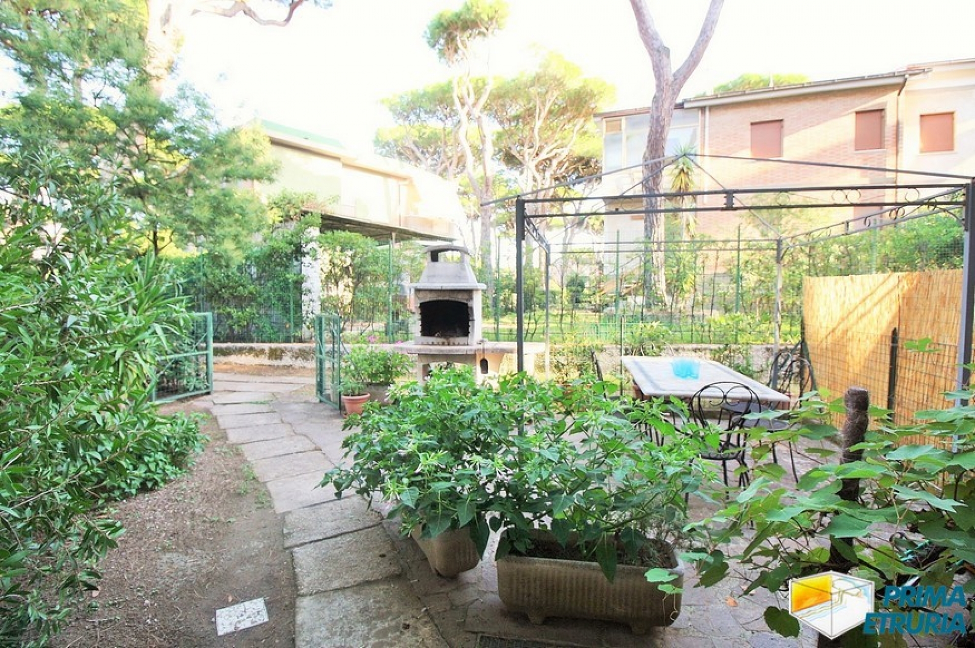 BELLISSIMO SOTTOVILLA CON GIARDINO - ZONA ROSMARINA -