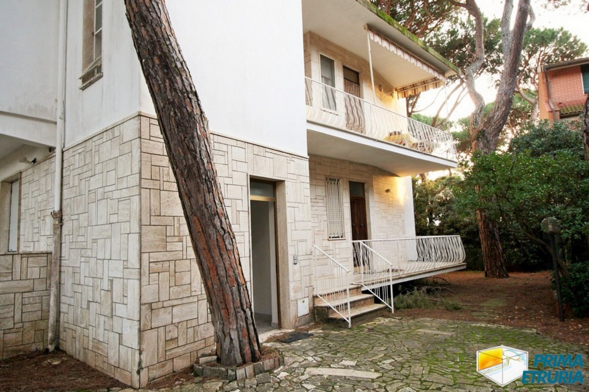 BILOCALE CON TERRAZZO VIA DELLE ROSE - ZONA ROSMARINA - ( A13 )