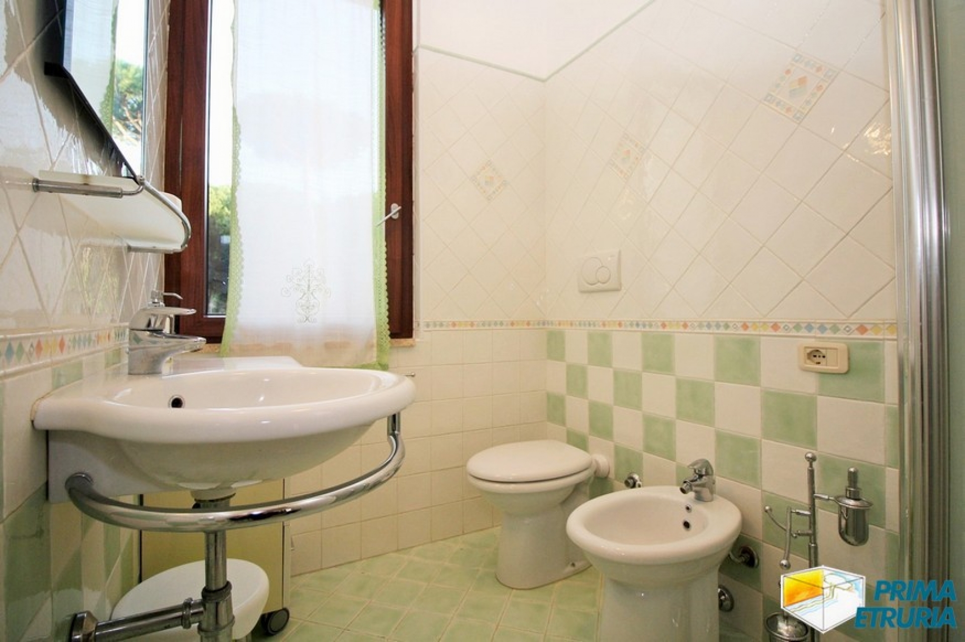 FANTASTICA VILLA CON GIARDINO E POSTO AUTO - ZONA CENTRO - ( V18 )