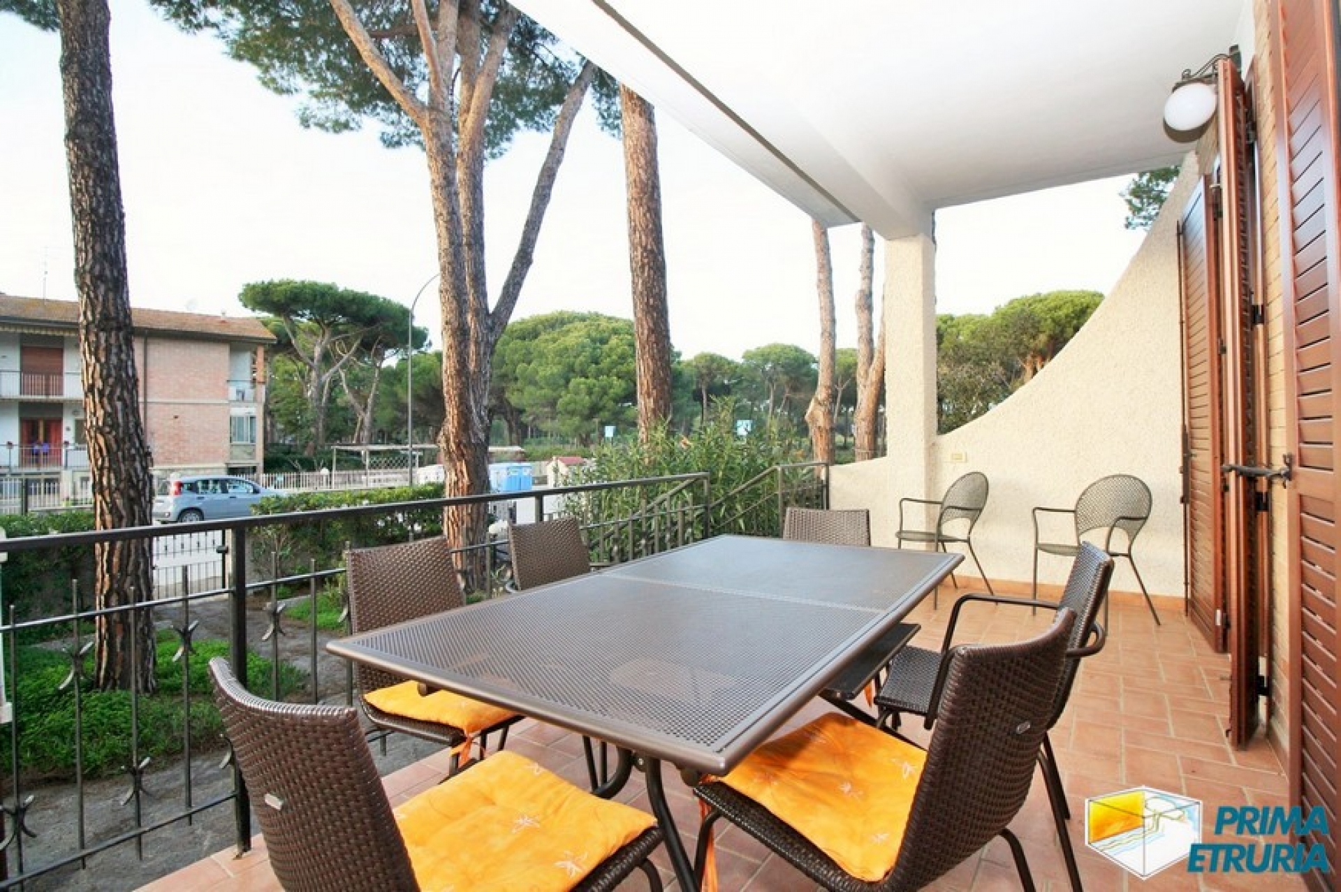 FANTASTICA VILLA CON GIARDINO E POSTO AUTO - ZONA CENTRO - ( V18 )
