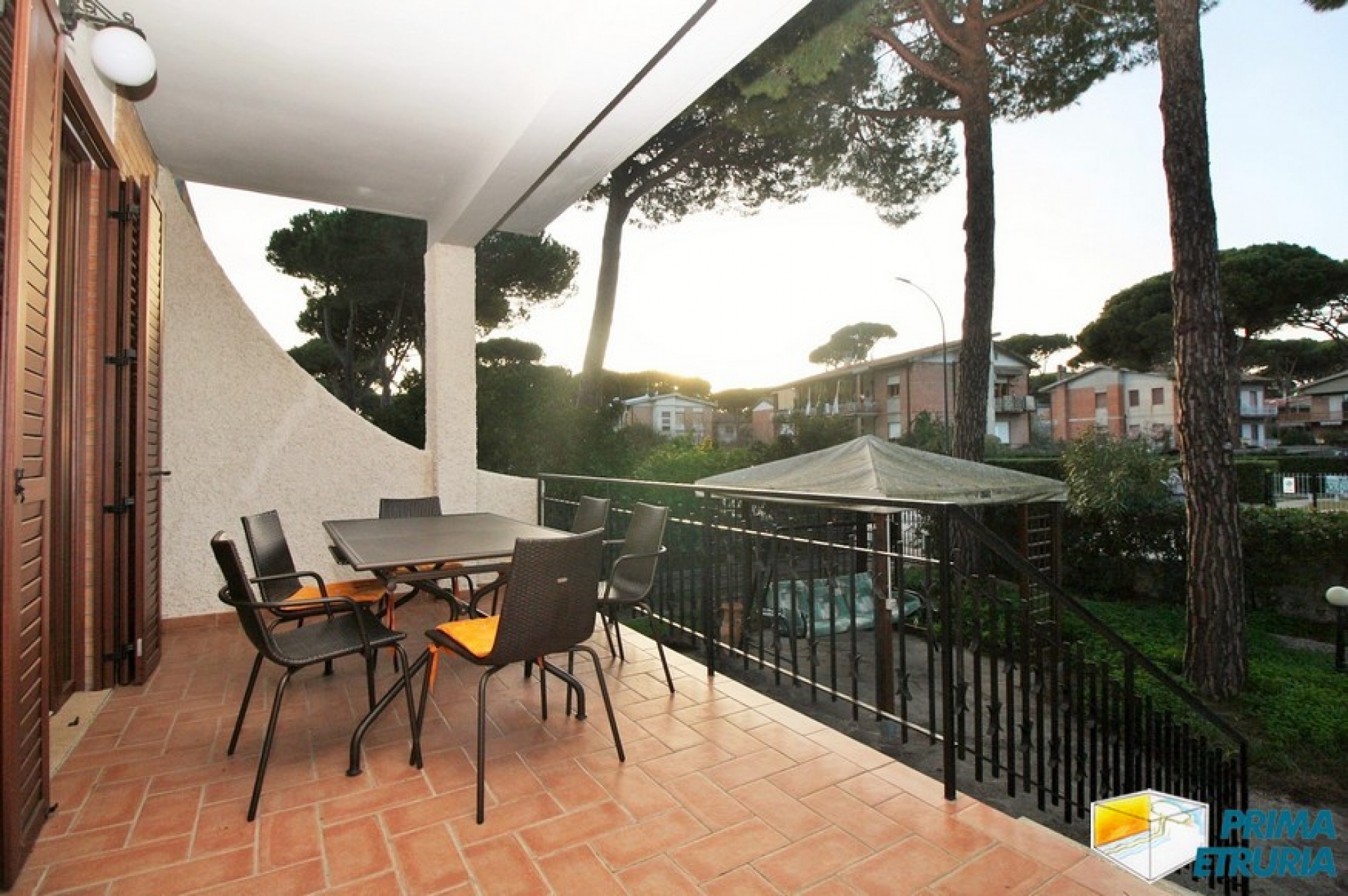 FANTASTICA VILLA CON GIARDINO E POSTO AUTO - ZONA CENTRO - ( V18 )