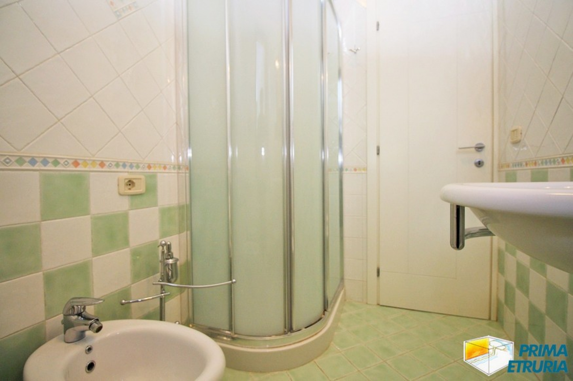 FANTASTICA VILLA CON GIARDINO E POSTO AUTO - ZONA CENTRO - ( V18 )