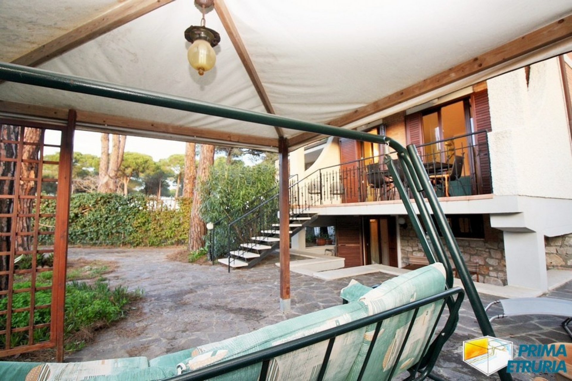 FANTASTICA VILLA CON GIARDINO E POSTO AUTO - ZONA CENTRO - ( V18 )