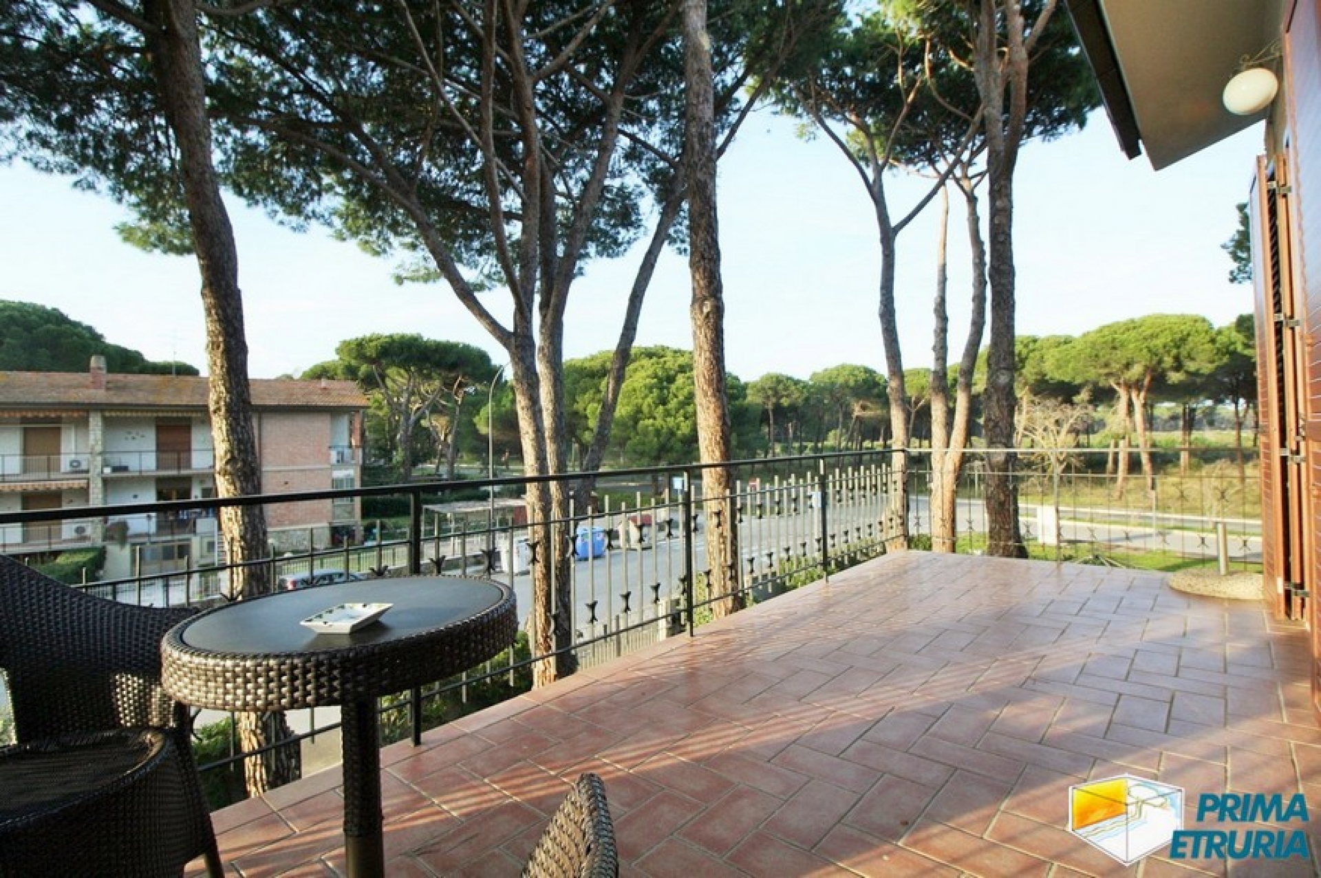 FANTASTICA VILLA CON GIARDINO E POSTO AUTO - ZONA CENTRO - ( V18 )
