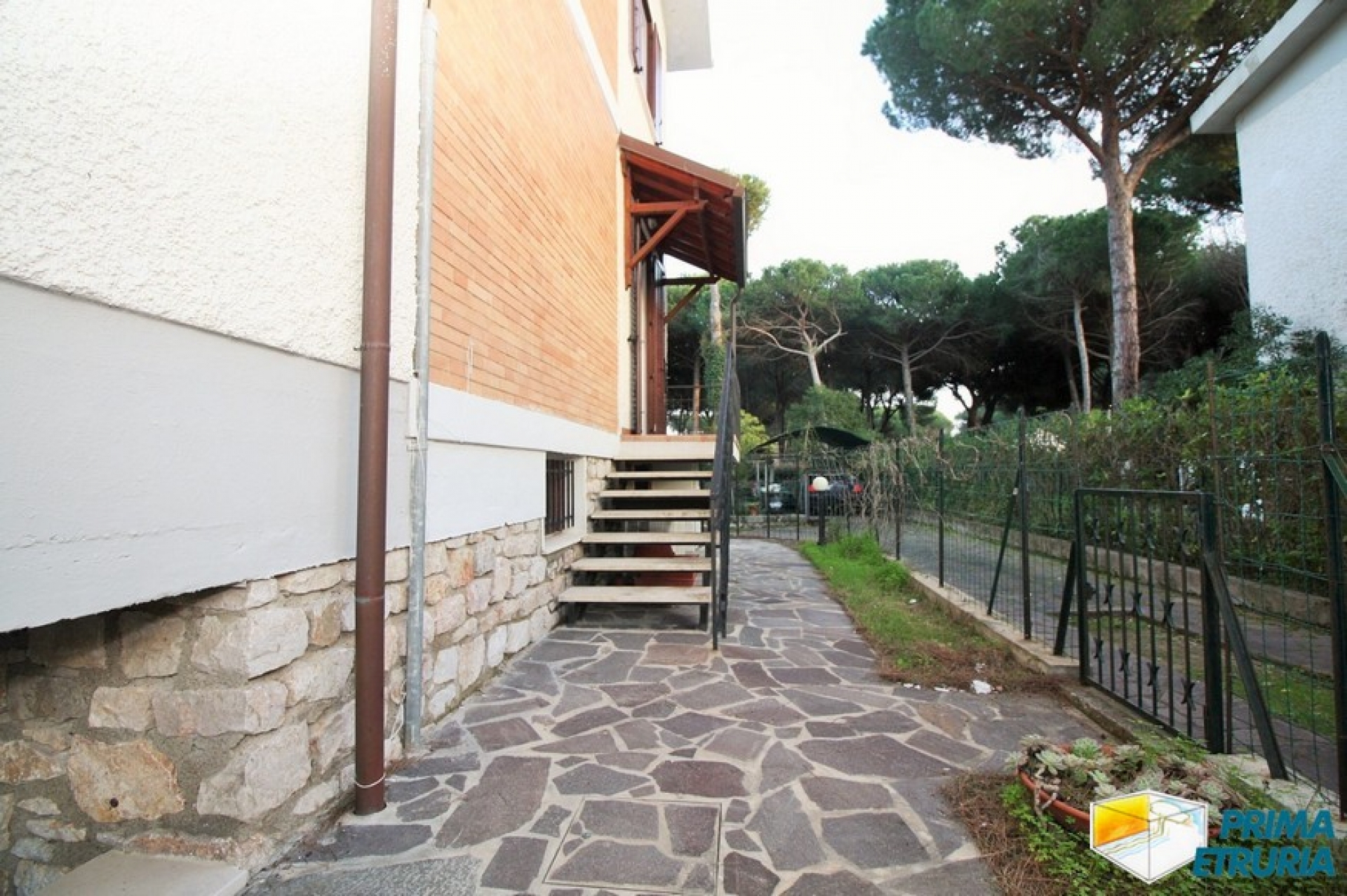 FANTASTICA VILLA CON GIARDINO E POSTO AUTO - ZONA CENTRO - ( V18 )