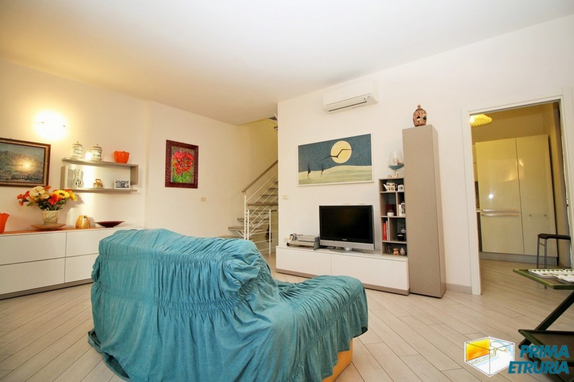 FANTASTICA VILLA CON GIARDINO E POSTO AUTO - ZONA CENTRO - ( V18 )