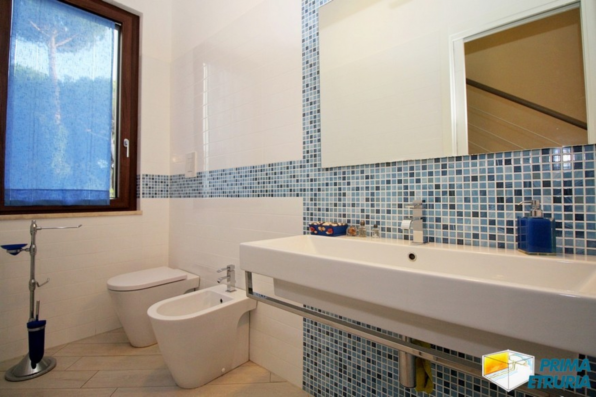 FANTASTICA VILLA CON GIARDINO E POSTO AUTO - ZONA CENTRO - ( V18 )