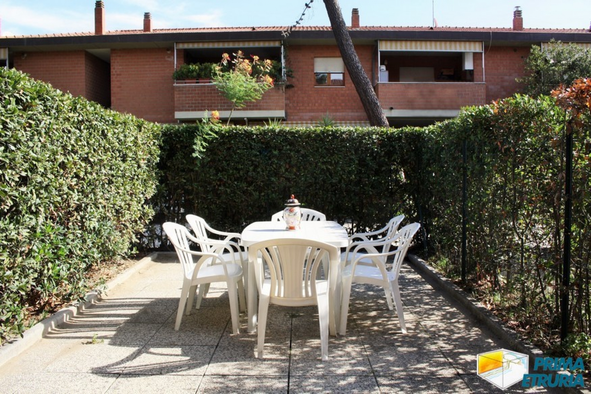 VENDESI AMPIO TRE CAMERE CON INGRESSO INDIPENDENTE - ZONA TOMBOLO -