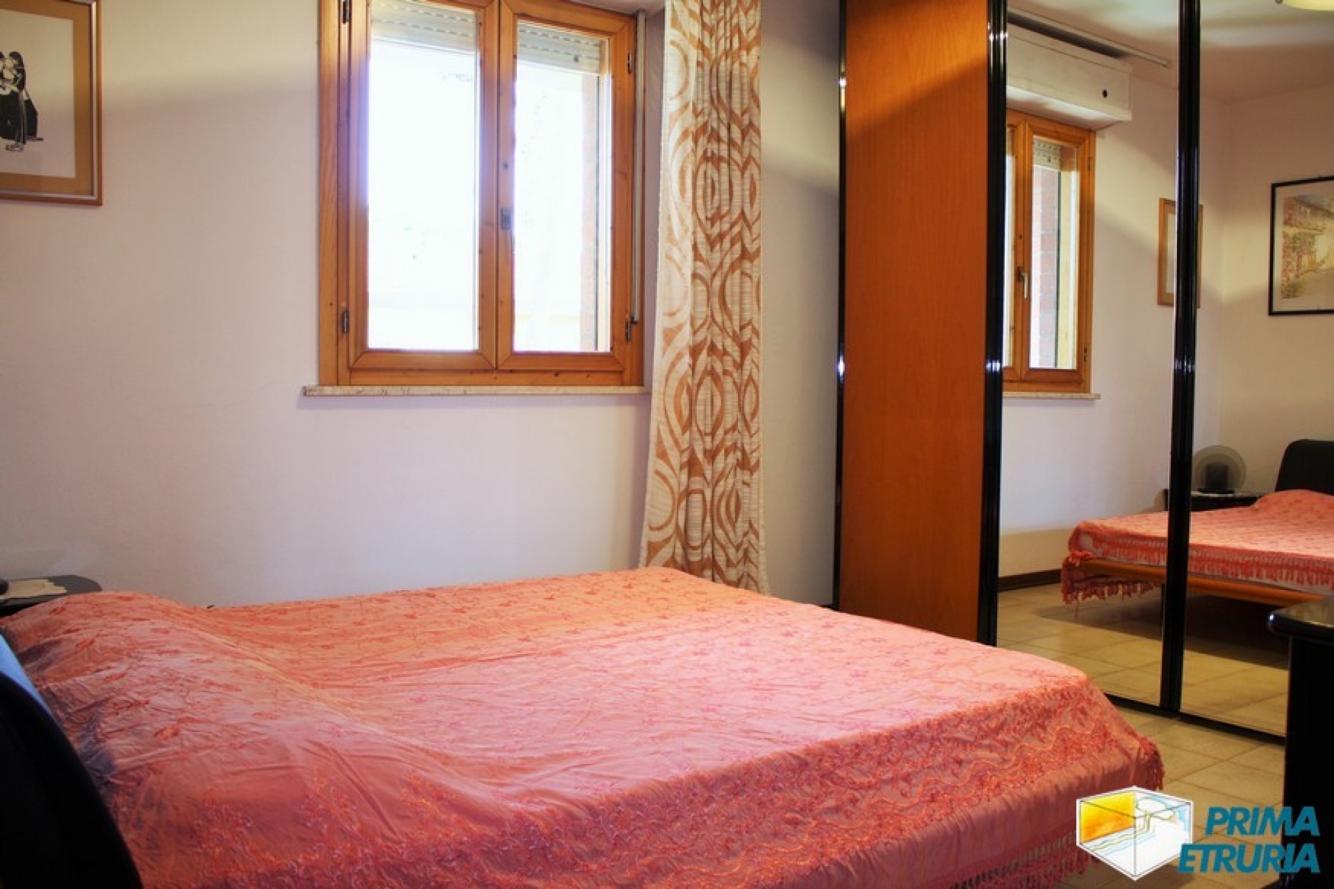 VENDESI AMPIO TRE CAMERE CON INGRESSO INDIPENDENTE - ZONA TOMBOLO -