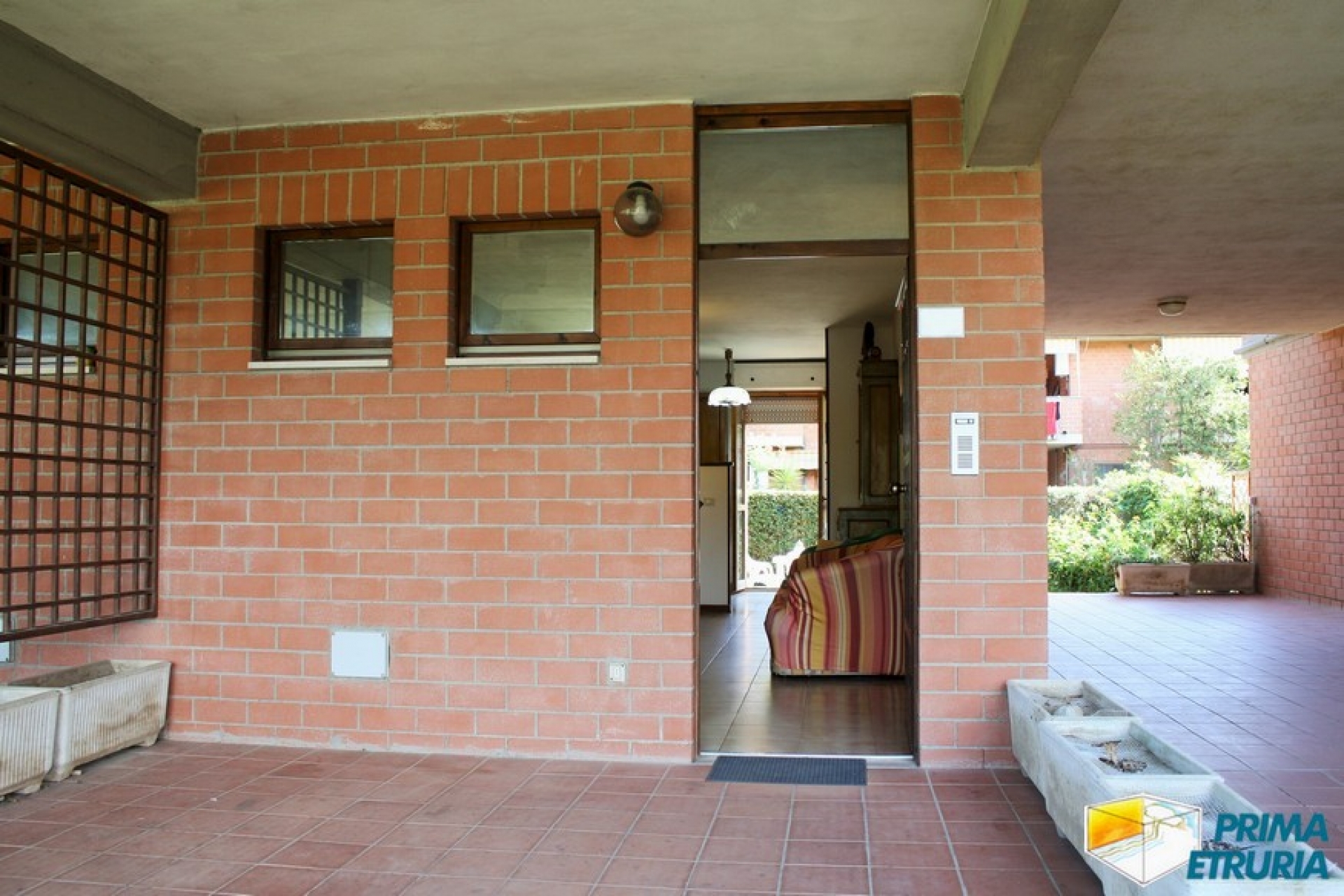 VENDESI AMPIO TRE CAMERE CON INGRESSO INDIPENDENTE - ZONA TOMBOLO -