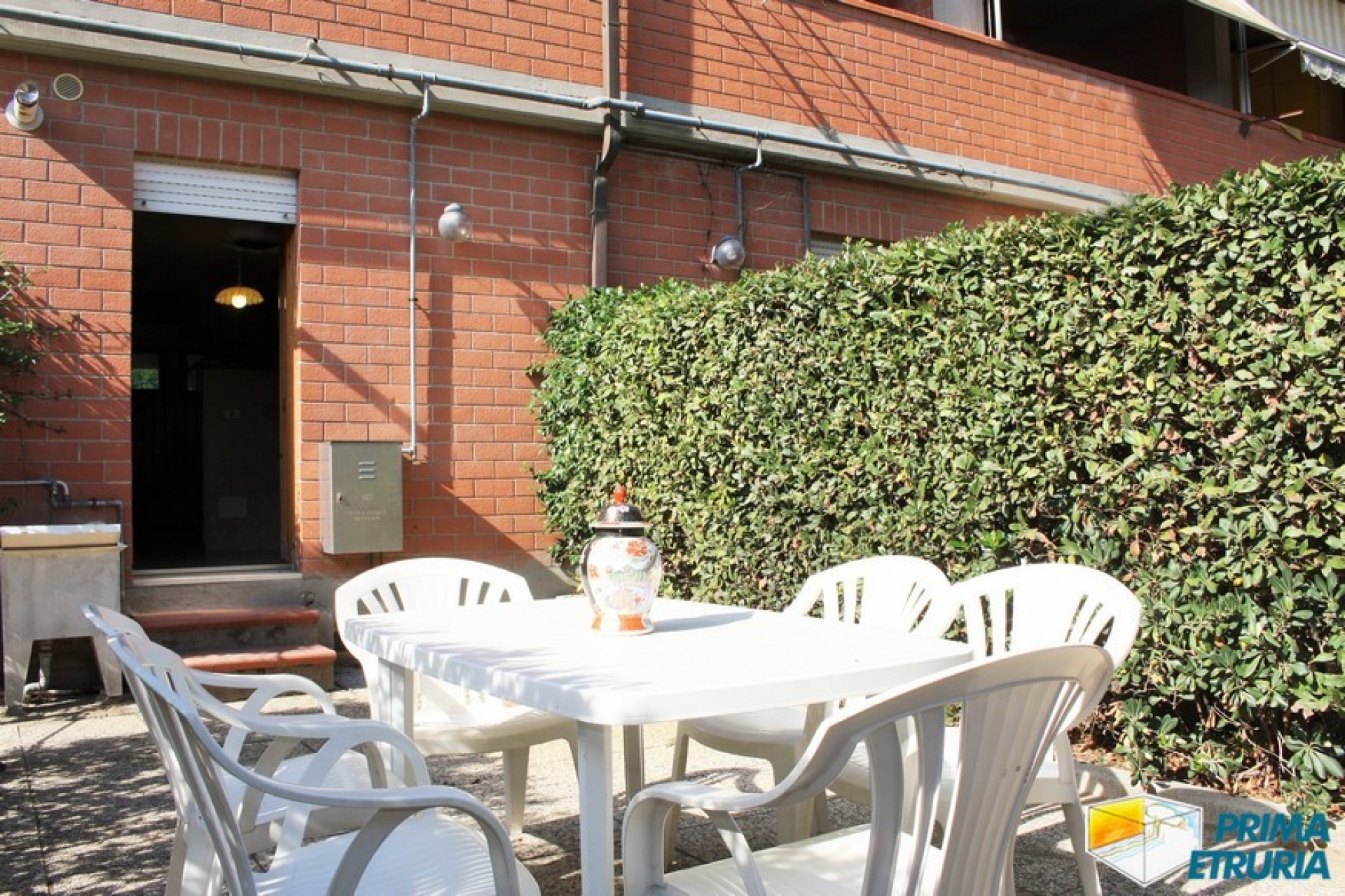 VENDESI AMPIO TRE CAMERE CON INGRESSO INDIPENDENTE - ZONA TOMBOLO -