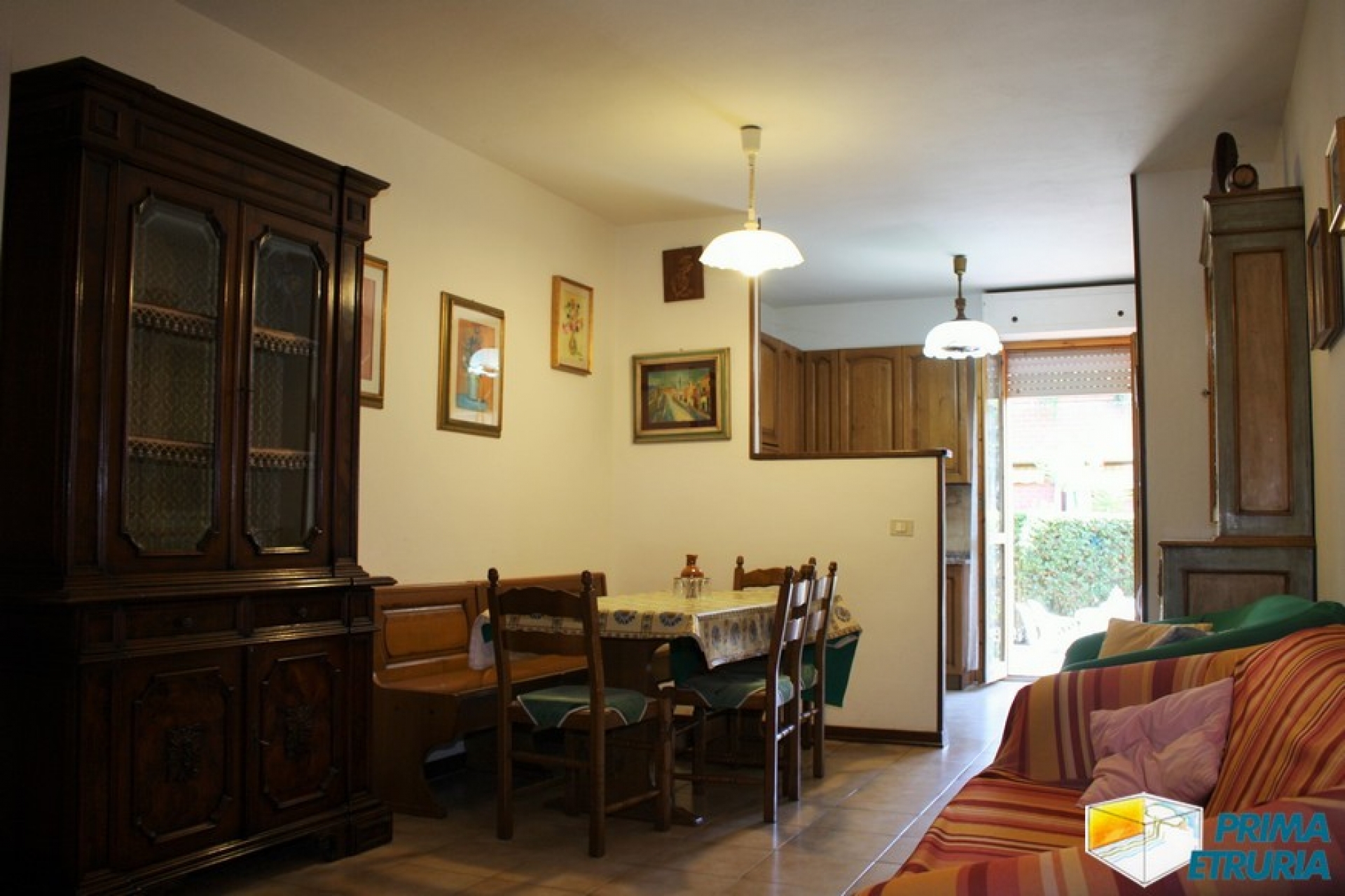 VENDESI AMPIO TRE CAMERE CON INGRESSO INDIPENDENTE - ZONA TOMBOLO -