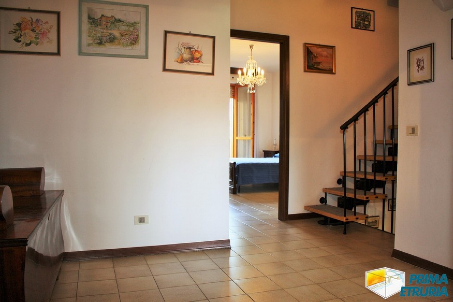 VENDESI AMPIO TRE CAMERE CON INGRESSO INDIPENDENTE - ZONA TOMBOLO -