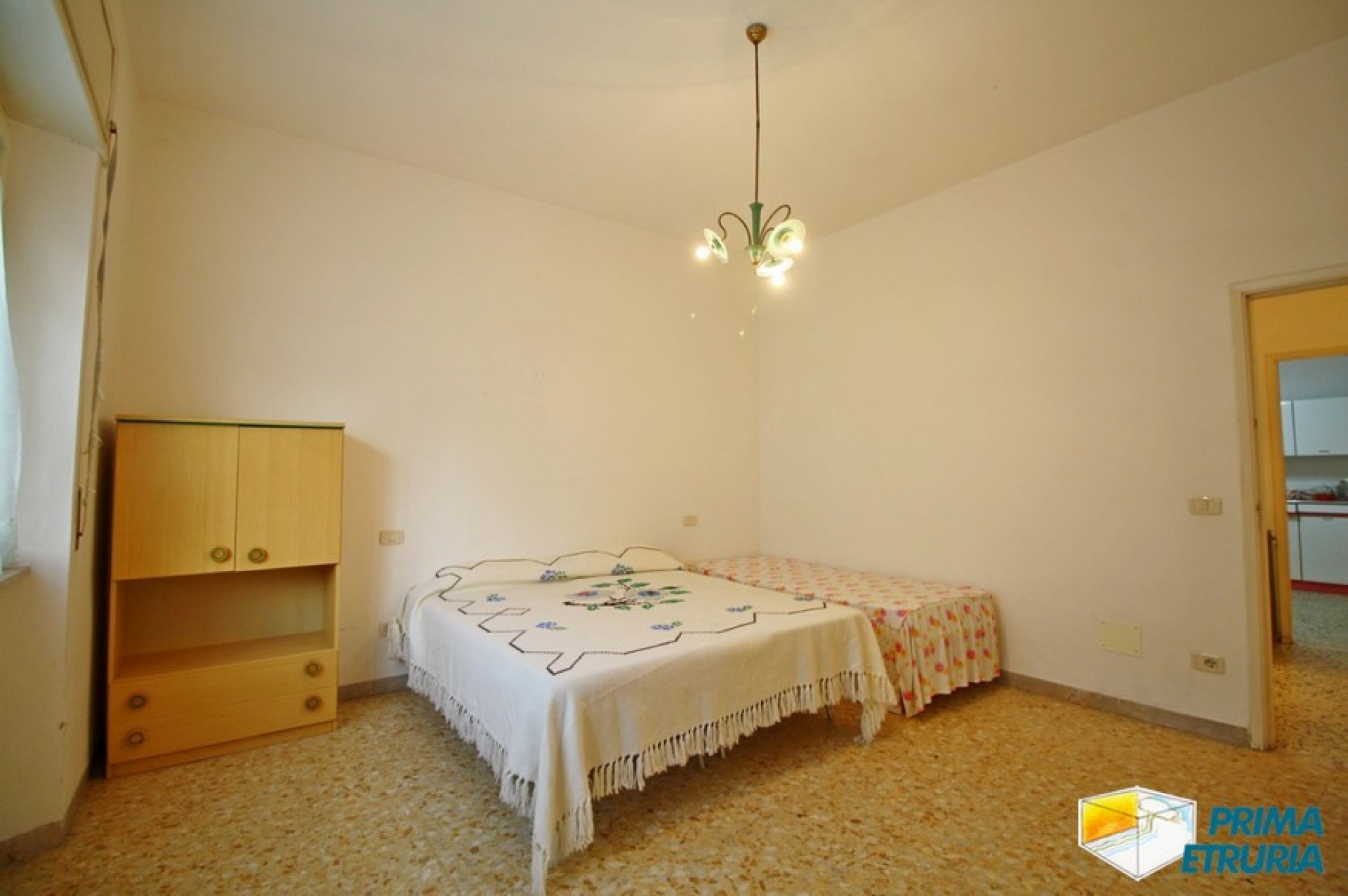 QUADRILOCALE CON POSTO AUTO E MONOLOCALE CONDONATO - ZONA CENTRO - 