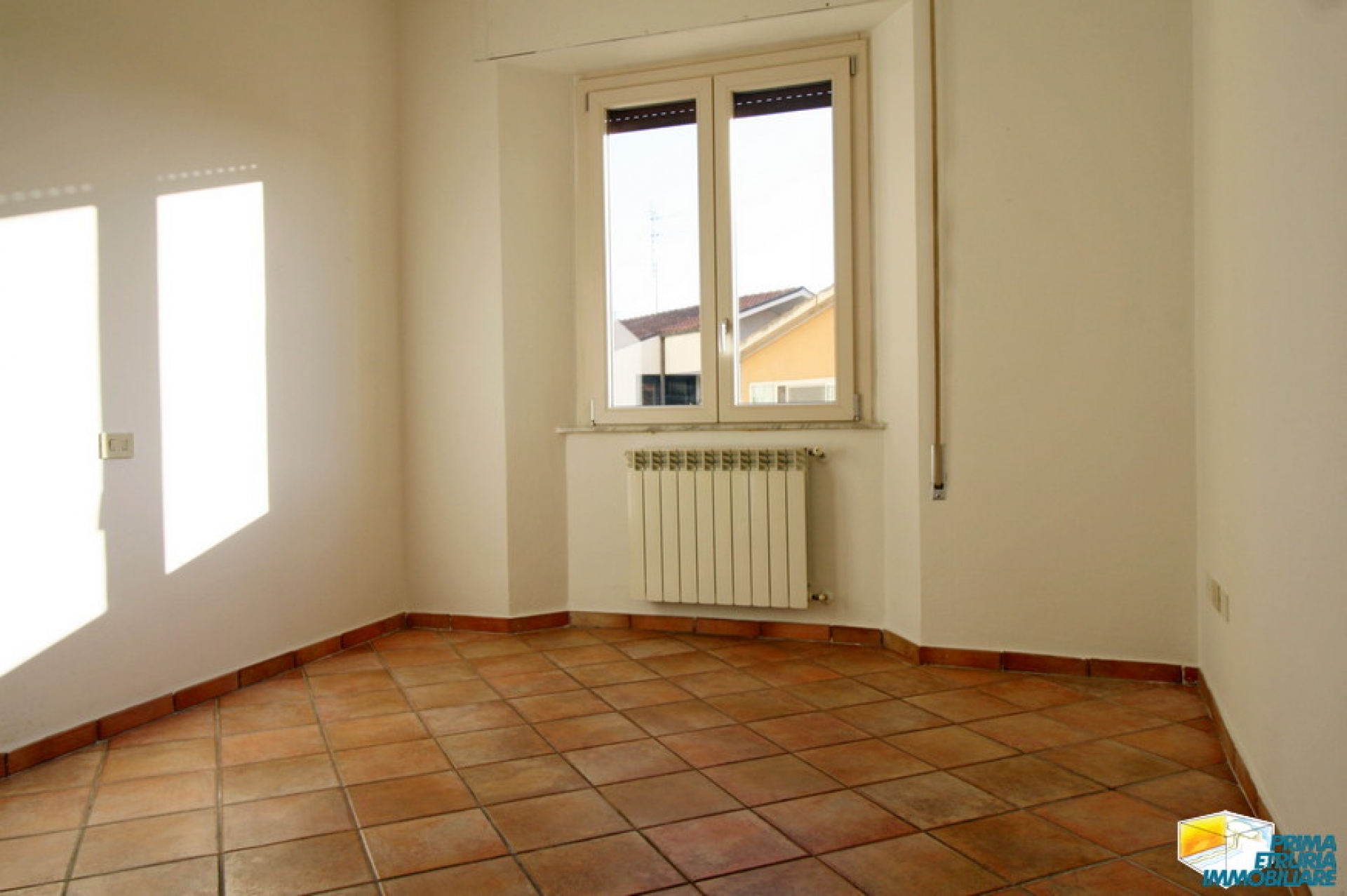 LUMINOSO E AMPIO APPARTAMENTO POSTO AL PRIMO PIANO CON TERRAZZO