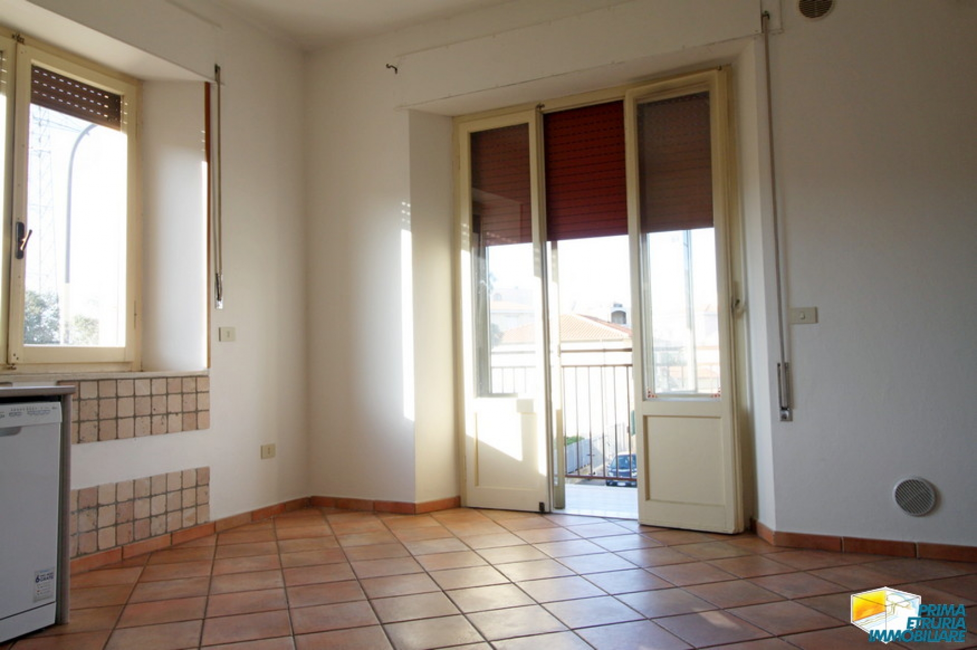 LUMINOSO E AMPIO APPARTAMENTO POSTO AL PRIMO PIANO CON TERRAZZO
