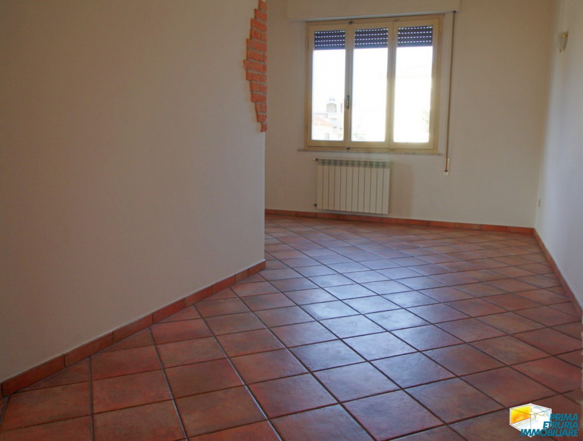 LUMINOSO E AMPIO APPARTAMENTO POSTO AL PRIMO PIANO CON TERRAZZO