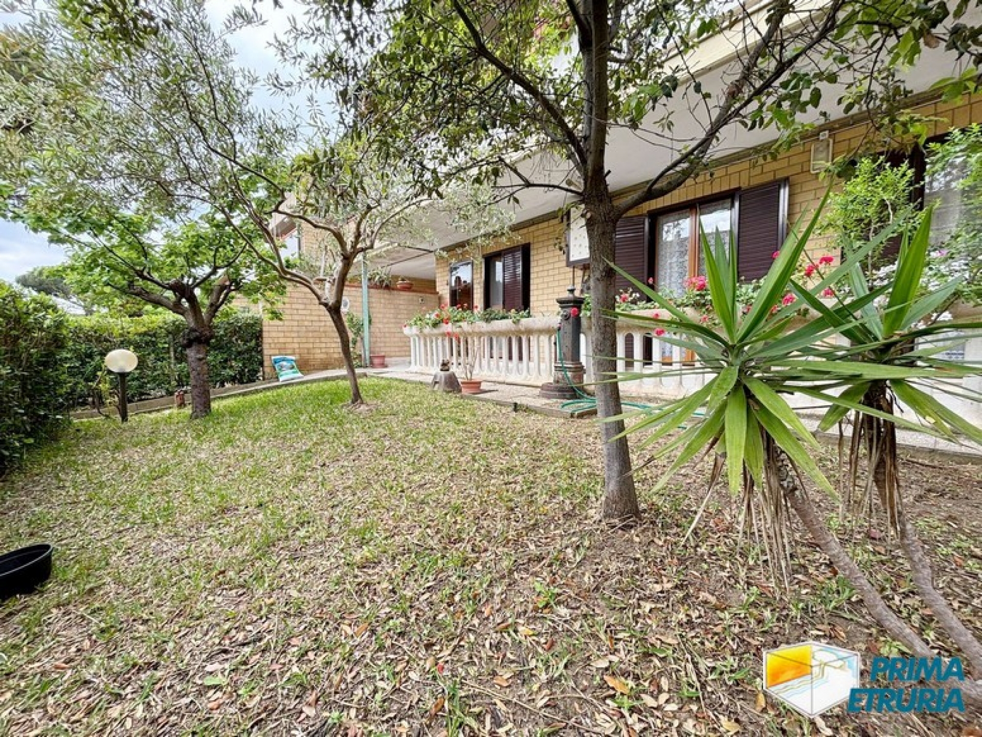 Ampio appartamento con giardino privato e veranda coperta a pochi passi dal mare - ZONA TOMBOLO - - MARINA DI GROSSETO