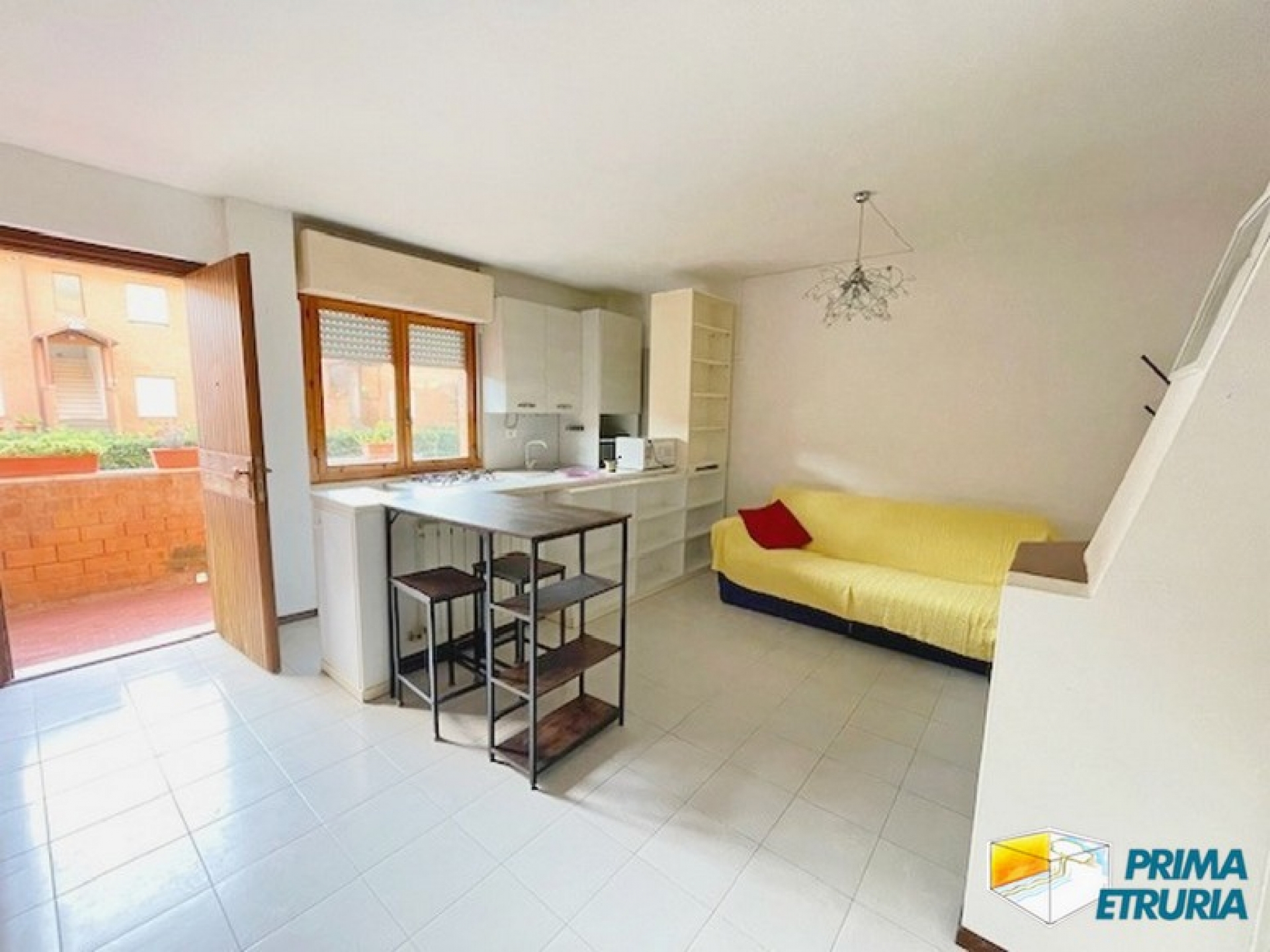 Bilocale con ingresso indipendente e garage in zona tranquilla, a due passi dal mare - ZONA TOMBOLO -