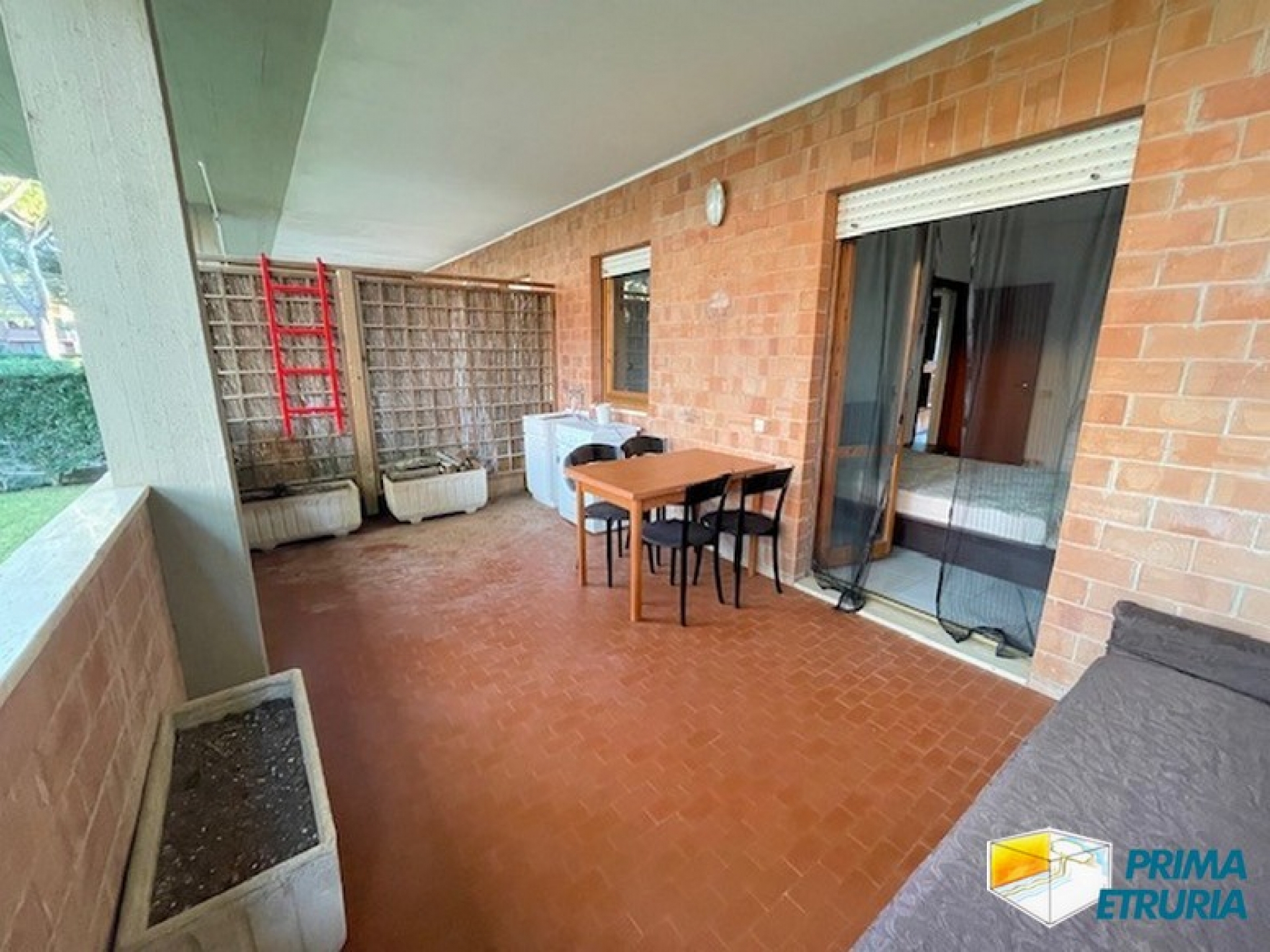 Bilocale con ingresso indipendente e garage in zona tranquilla, a due passi dal mare - ZONA TOMBOLO -