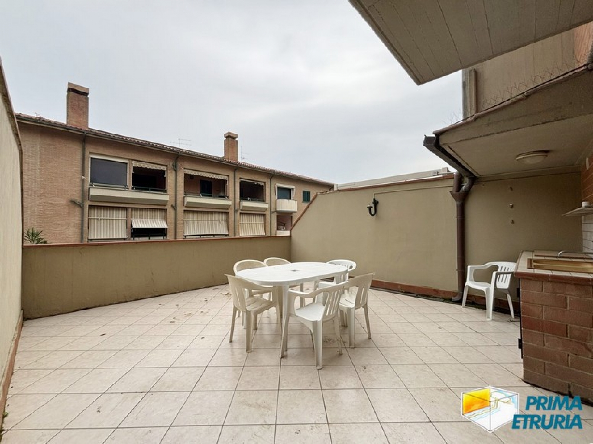 TRILOCALE CON AMPIA TERRAZZA - ZONA CENTRO -