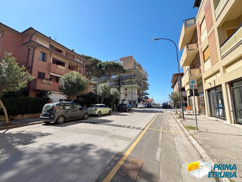 Tra il mare e la quiete del corso, una casa da vivere con libertà - ZONA CENTRO -
