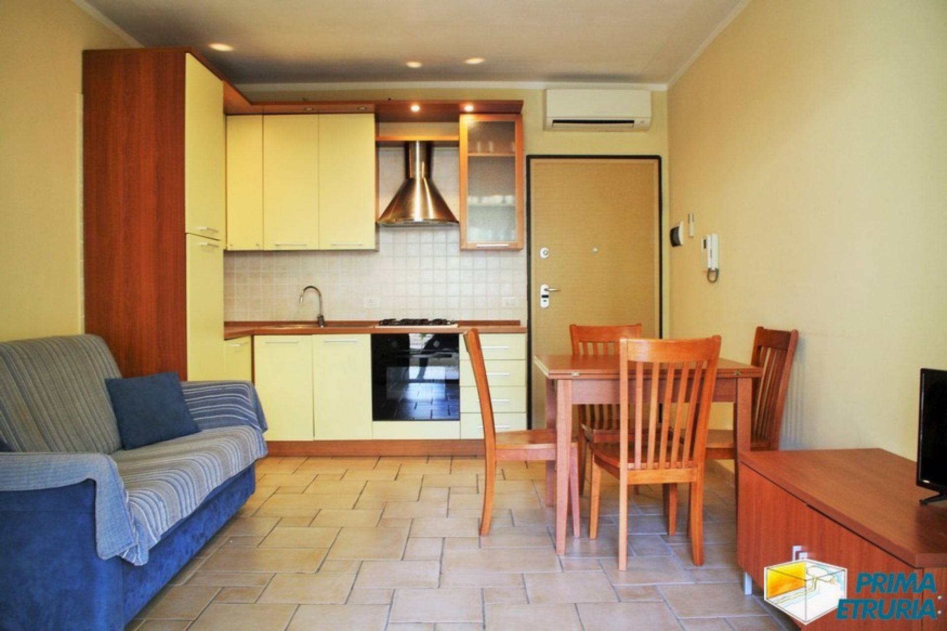 Moderno bilocale con giardino privato a 100 metri dal mare in zona Rosmarina