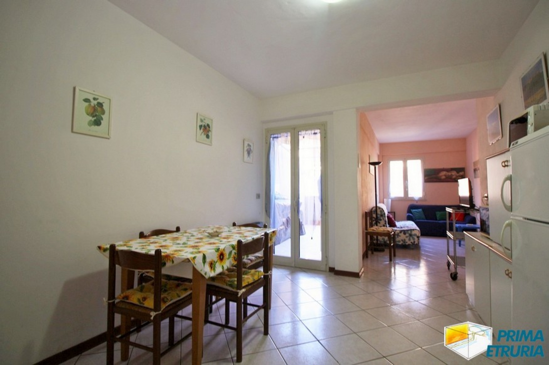 Comodo trilocalecon terrazzo a 50 metri dal mare in zona Centro