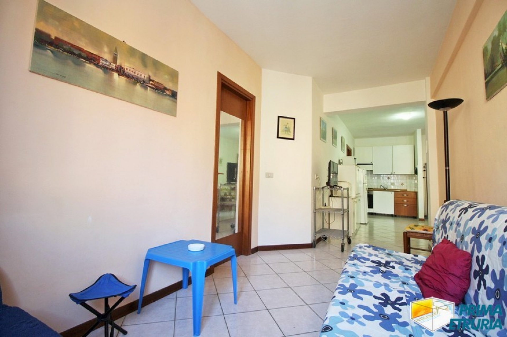 Comodo trilocalecon terrazzo a 50 metri dal mare in zona Centro