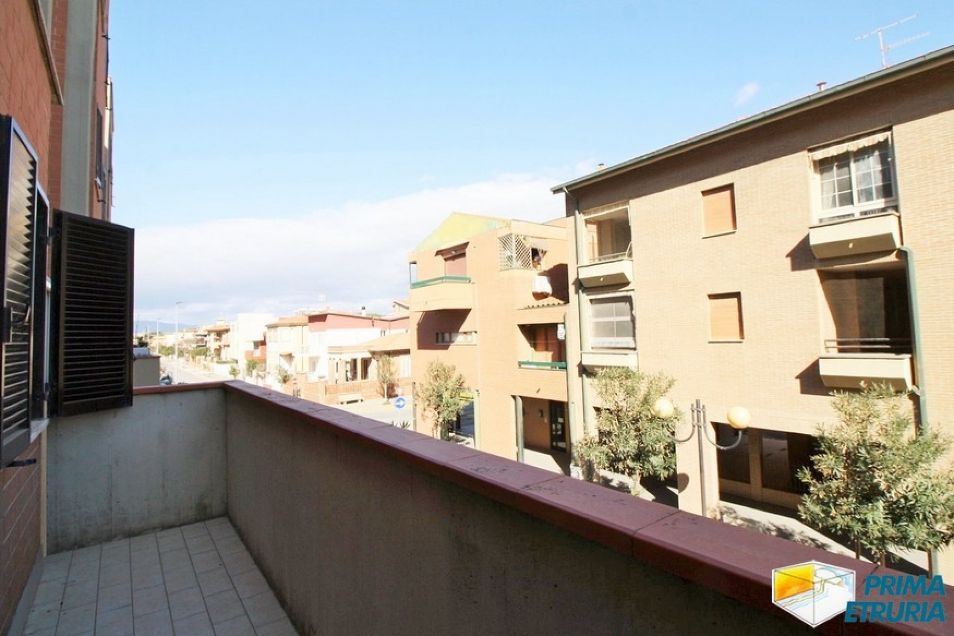Comodo trilocalecon terrazzo a 50 metri dal mare in zona Centro