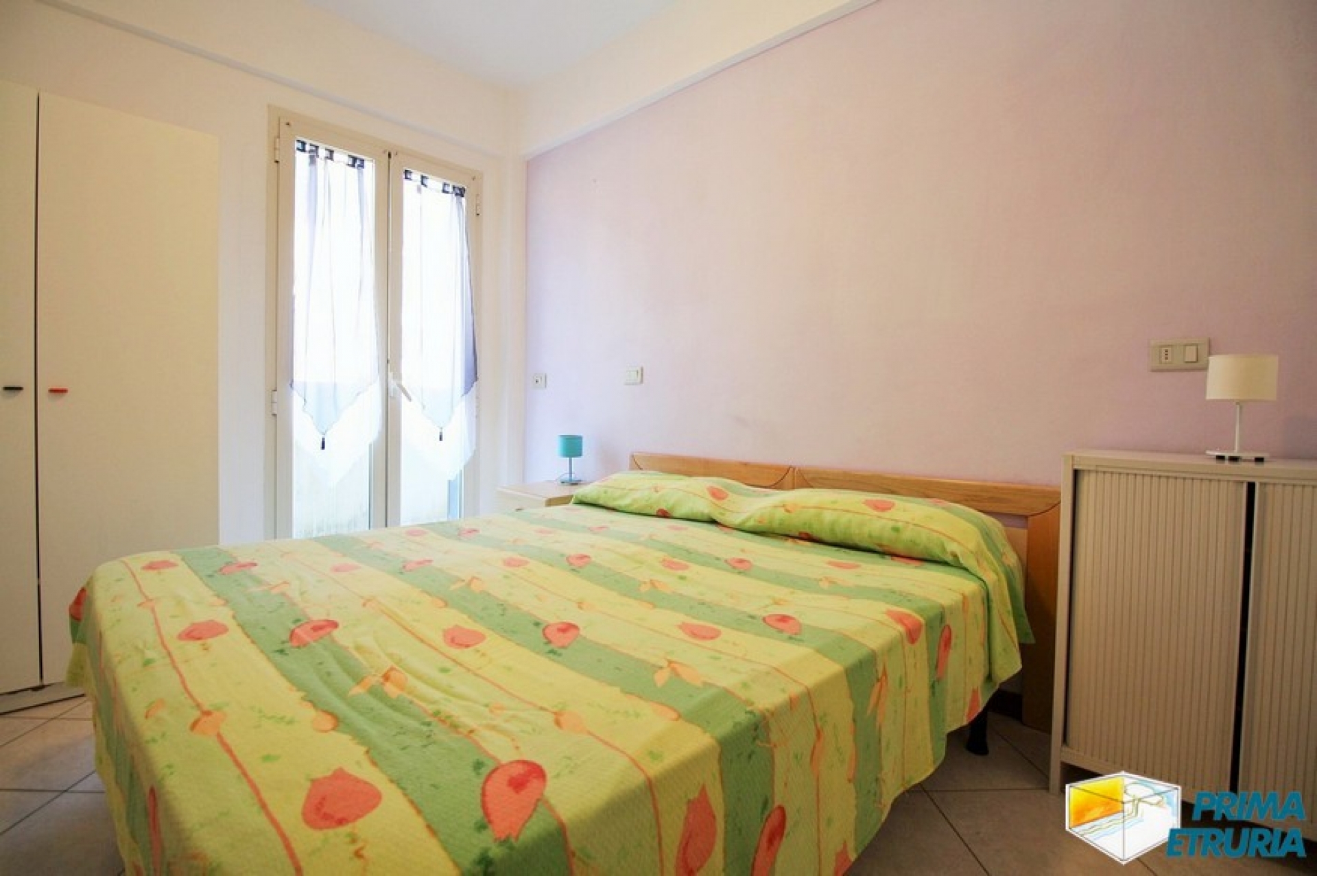Comodo trilocalecon terrazzo a 50 metri dal mare in zona Centro