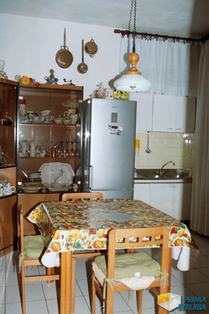 - GROSSETO - VENDESI 4 VANI DI AMPIA METRATURA - ZONA SEMICENTRALE -