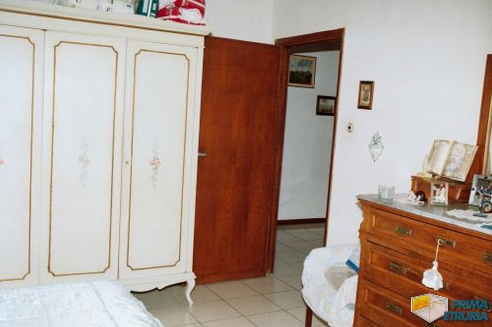 - GROSSETO - VENDESI 4 VANI DI AMPIA METRATURA - ZONA SEMICENTRALE -