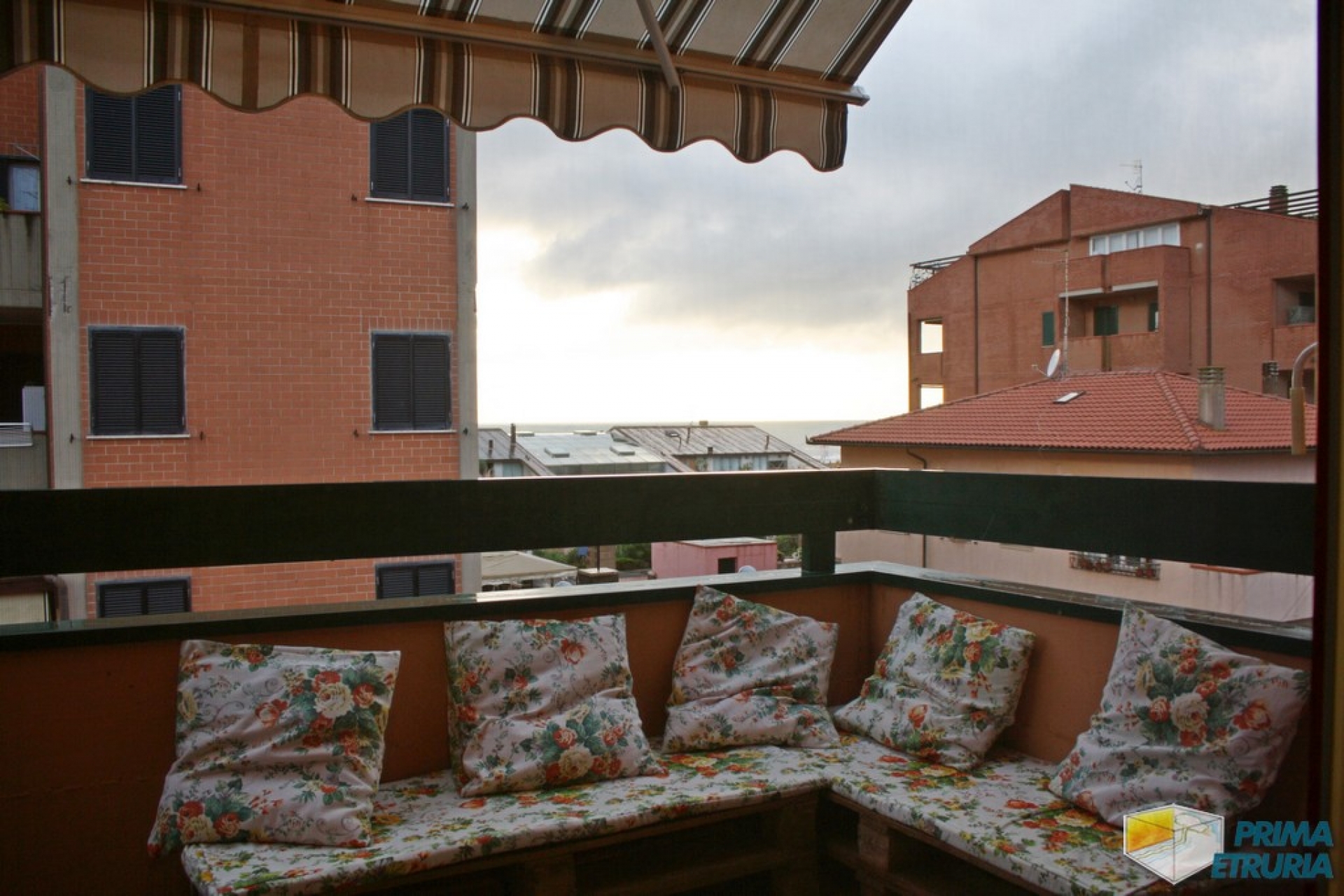 VENDESI APPARTAMENTO VISTA MARE - ZONA CENTRALE -