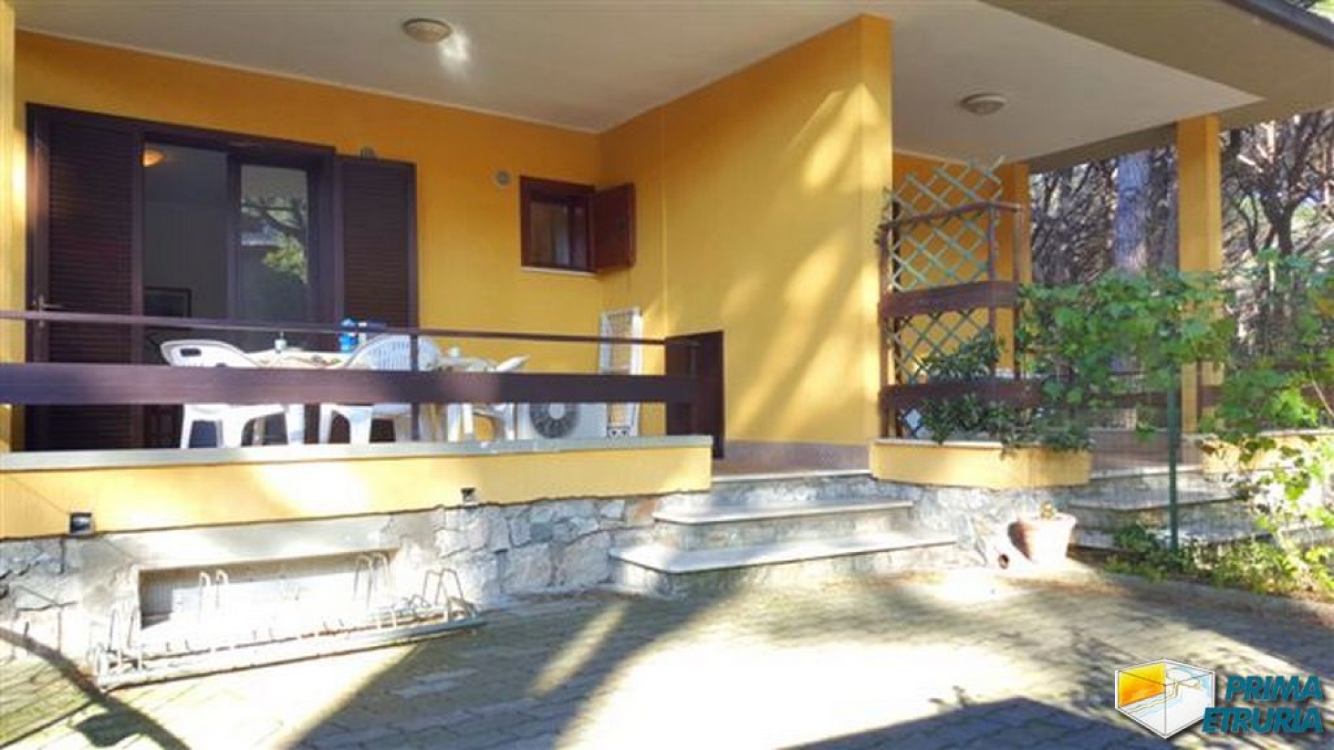 VENDESI BILOCALE CON GIARDINO - ZONA ROSMARINA -