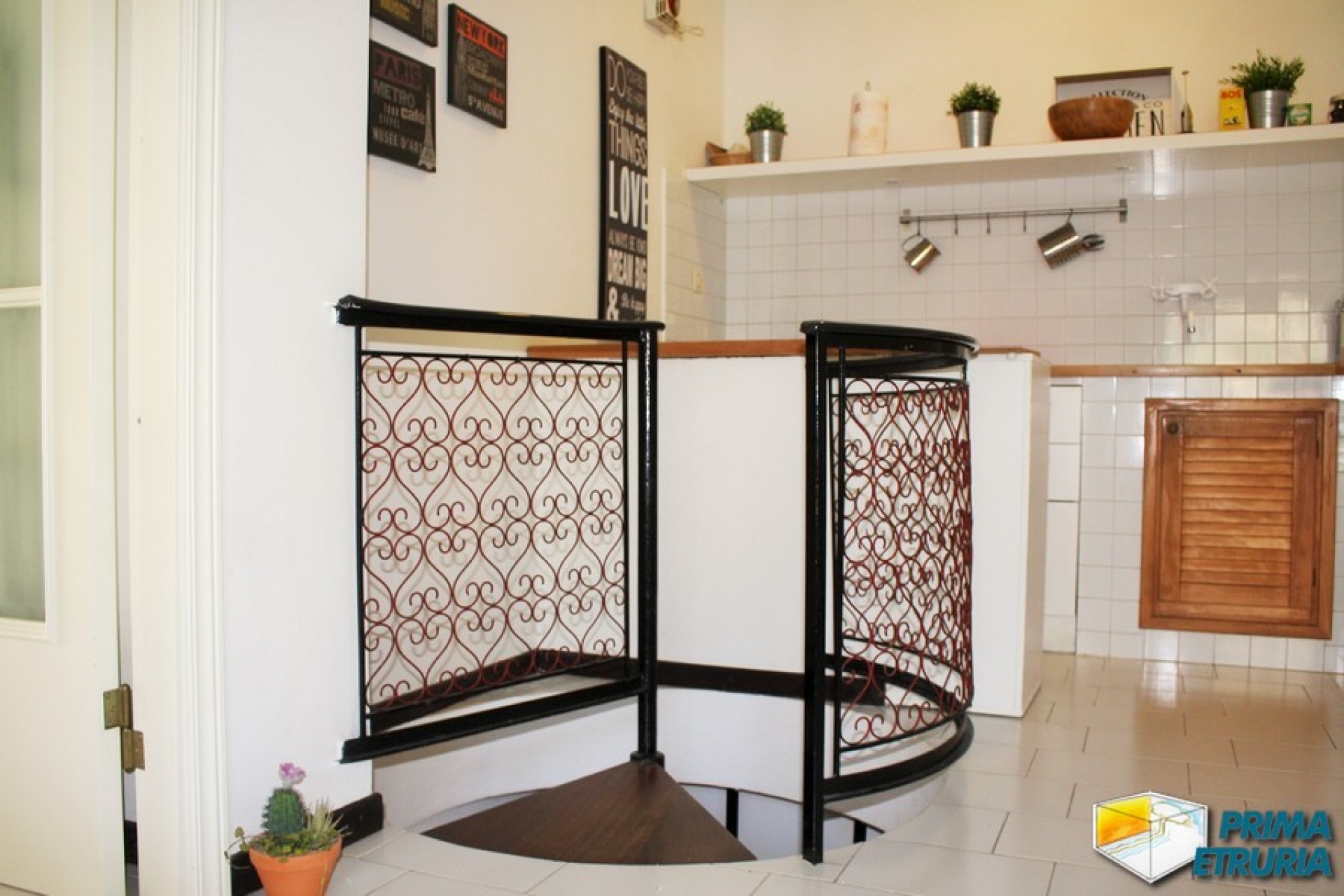 VENDESI APPARTAMENTO CON CORTE ESCLUSIVA - ZONA ROSMARINA -