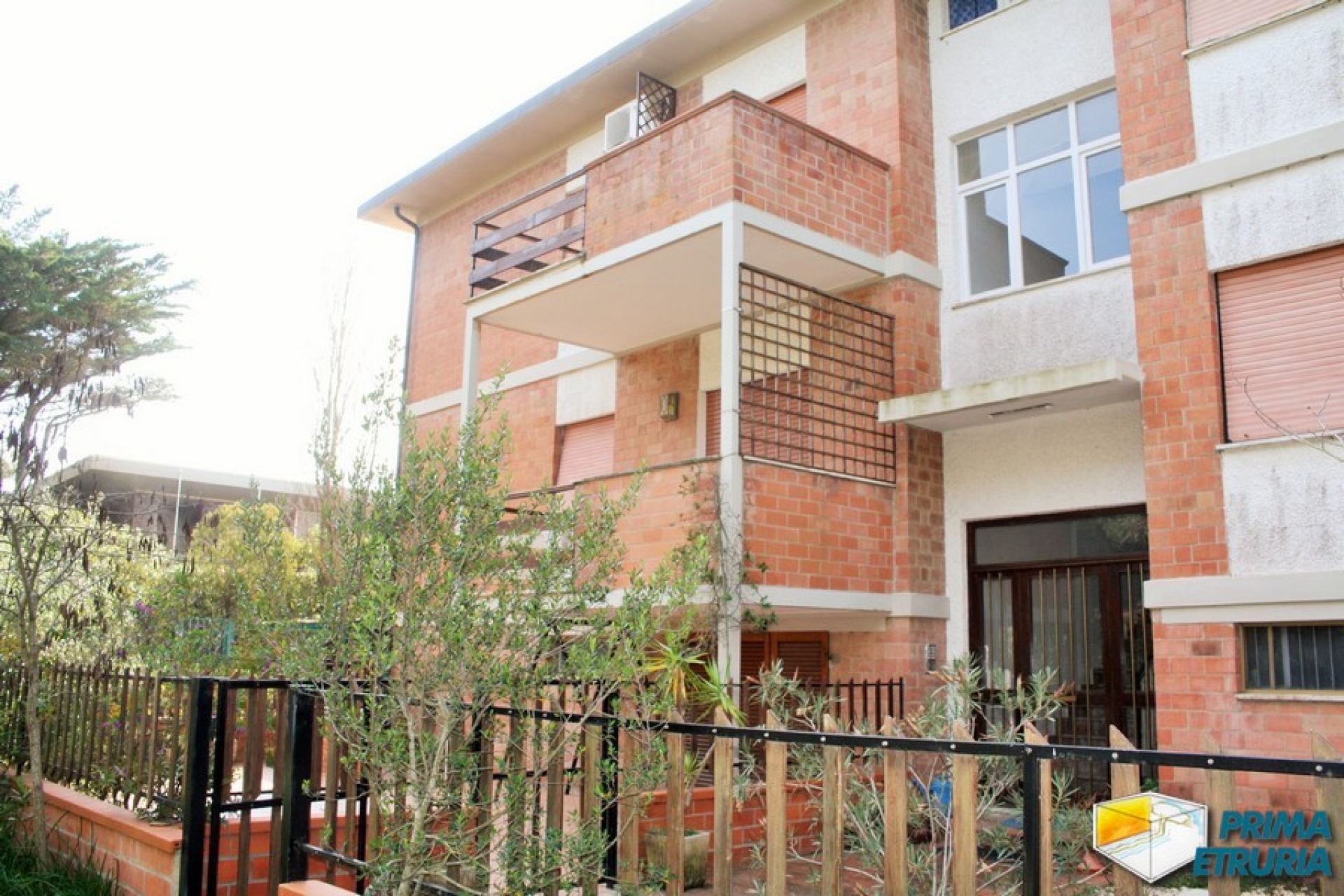 VENDESI APPARTAMENTO CON CORTE ESCLUSIVA - ZONA ROSMARINA -
