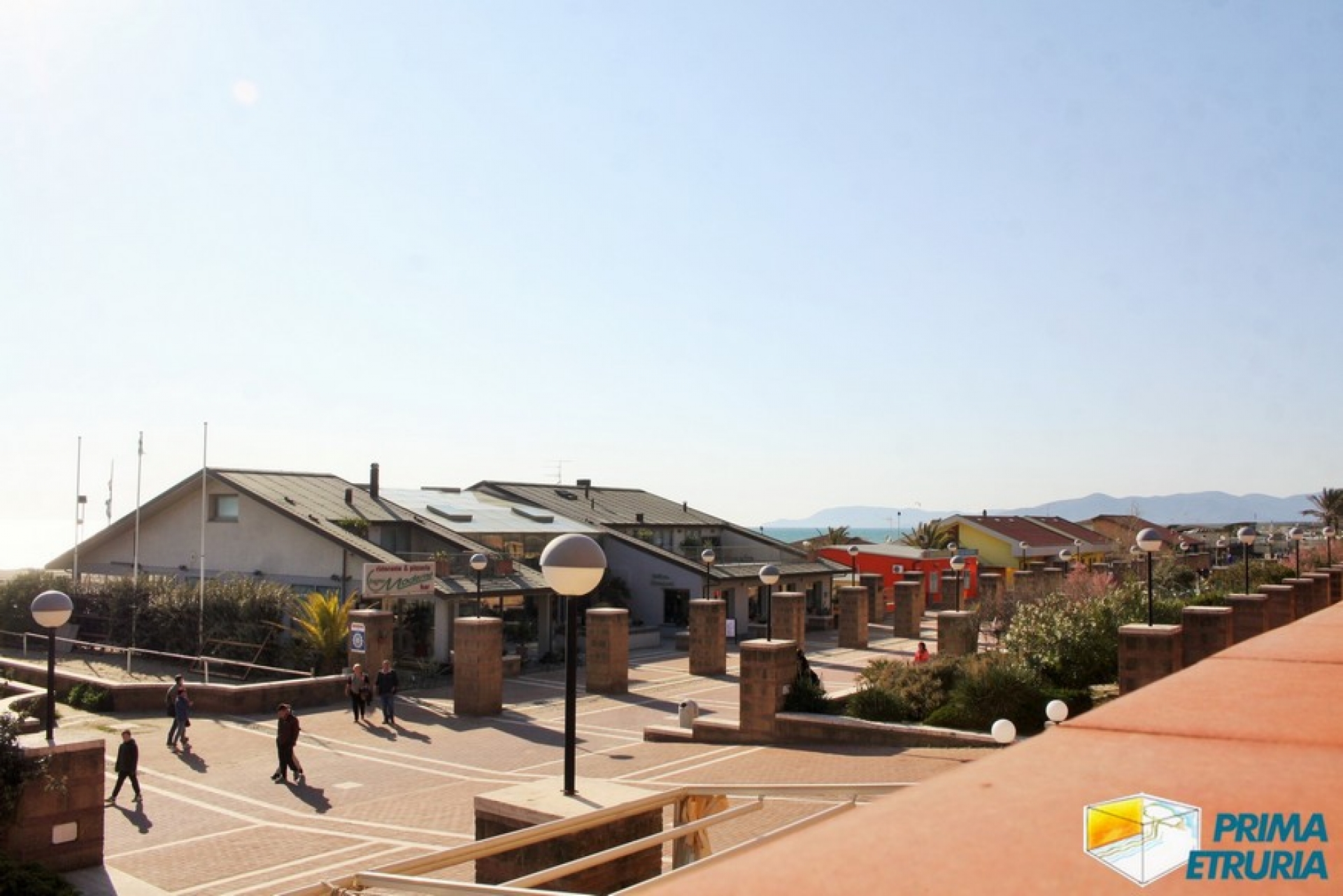 VENDESI BILOCALE FRONTE MARE - ZONA CENTRALE -