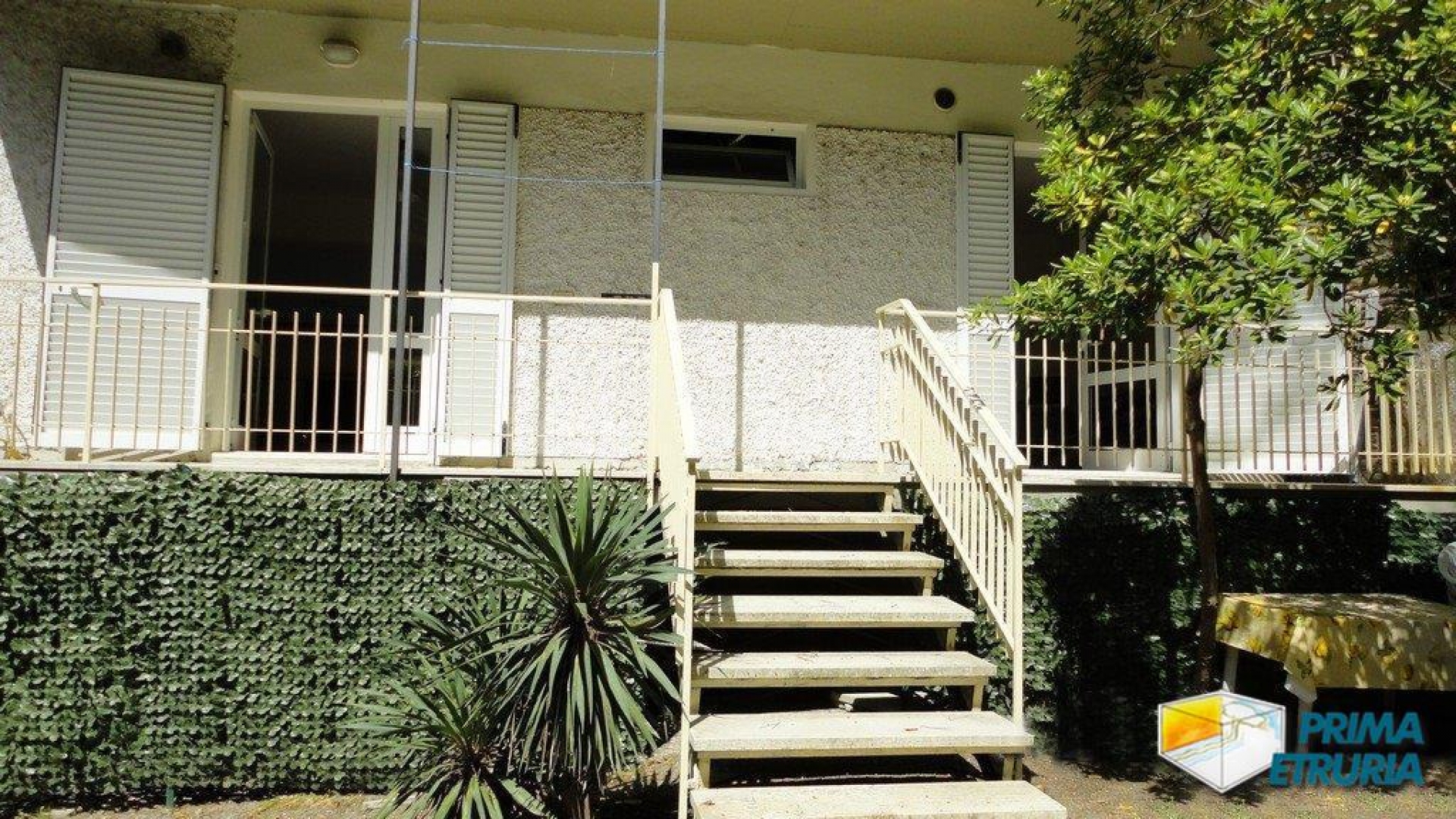 VENDESI VILLETTA CON GIARDINO VIA DEL MUGHETTO 4 - ZONA ROSMARINA -
