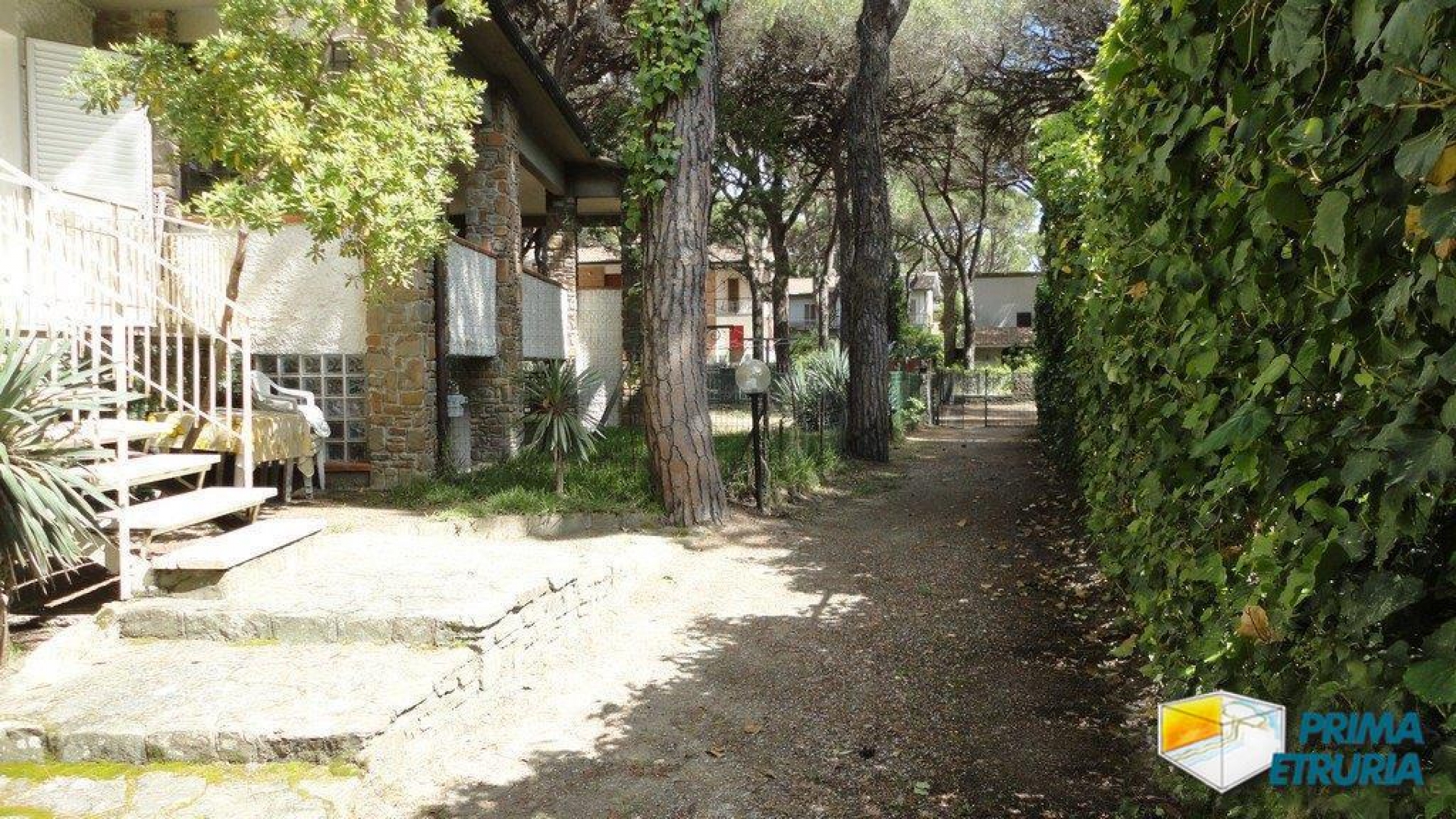 VENDESI VILLETTA CON GIARDINO VIA DEL MUGHETTO 4 - ZONA ROSMARINA -